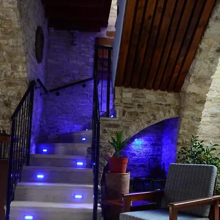 Lazaros Stonehouse * Páno Léfkara