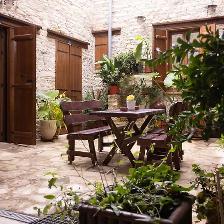 Lazaros Stonehouse * Páno Léfkara