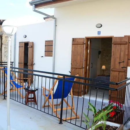 Lazaros Stonehouse Πάνω Λεύκαρα