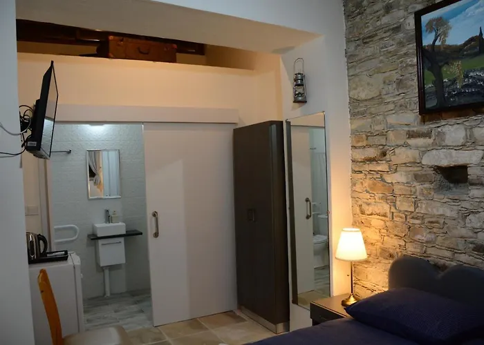 Lazaros Stonehouse Pensiune 4*